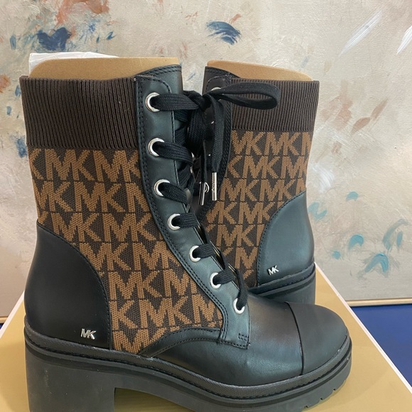 NEW - Michael Kors Brea Bootie Black and Brown Lace-Up Boots. Durable beauty! - Picture 2 of 10